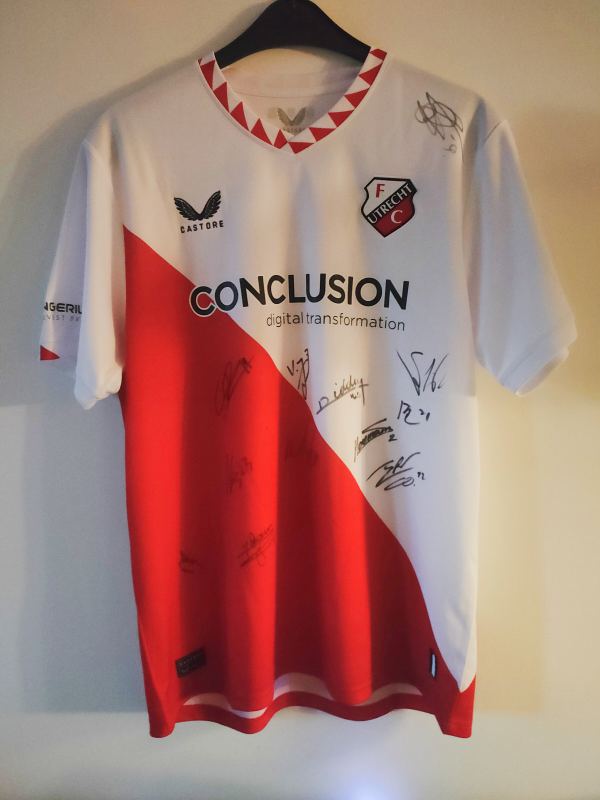 FC Utrecht thuisshirt gesigneerd door alle spelers 