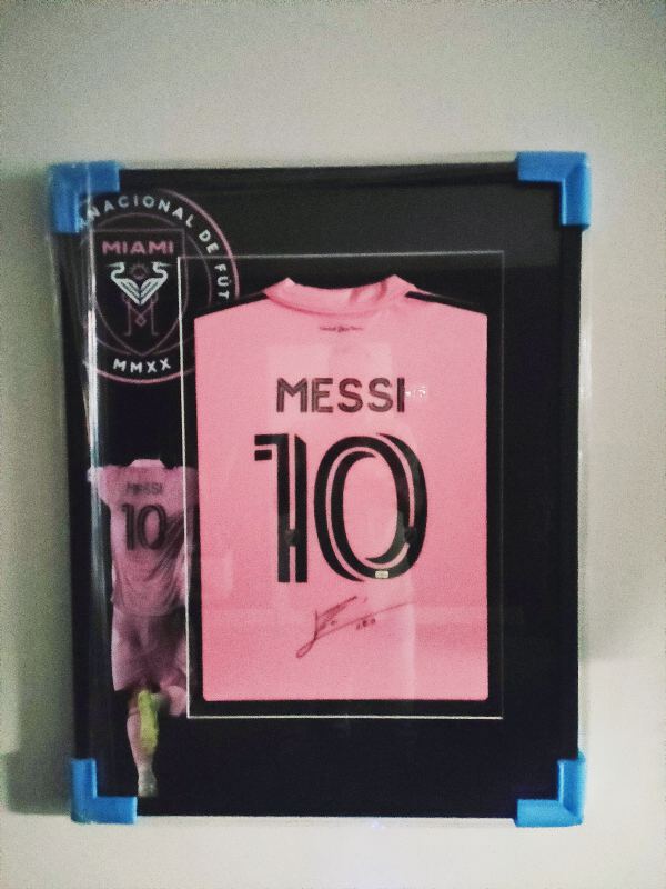 Inter Miami Ingelijst thuishirt in speciaal frame. Gesigneerd door Lional Messi