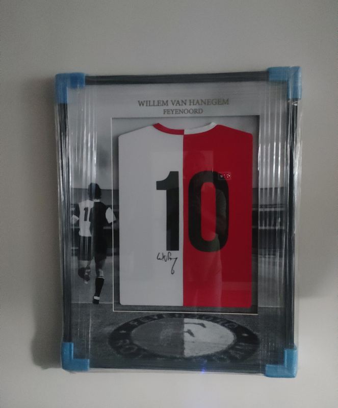 Feyenoord: ingelijst thuisshirt in speciaal frame gesigneerd door Willem van Hanegem