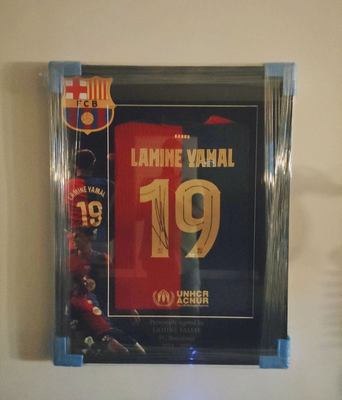 FC Barcelona ingelijst thuisshirt in speciaal frame gesigneerd door Lamine Yamal 