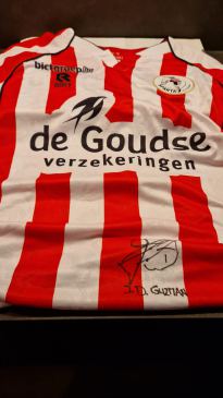 2 kaarten voor de hoofdtribune bij Sparta Rotterdam & spelersshirt van Jonathan de Guzman