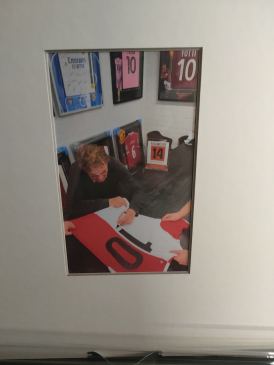 Feyenoord: ingelijst thuisshirt in speciaal frame gesigneerd door Willem van Hanegem