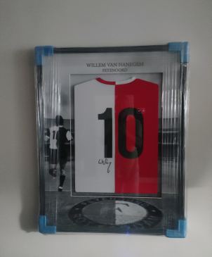 Feyenoord: ingelijst thuisshirt in speciaal frame gesigneerd door Willem van Hanegem